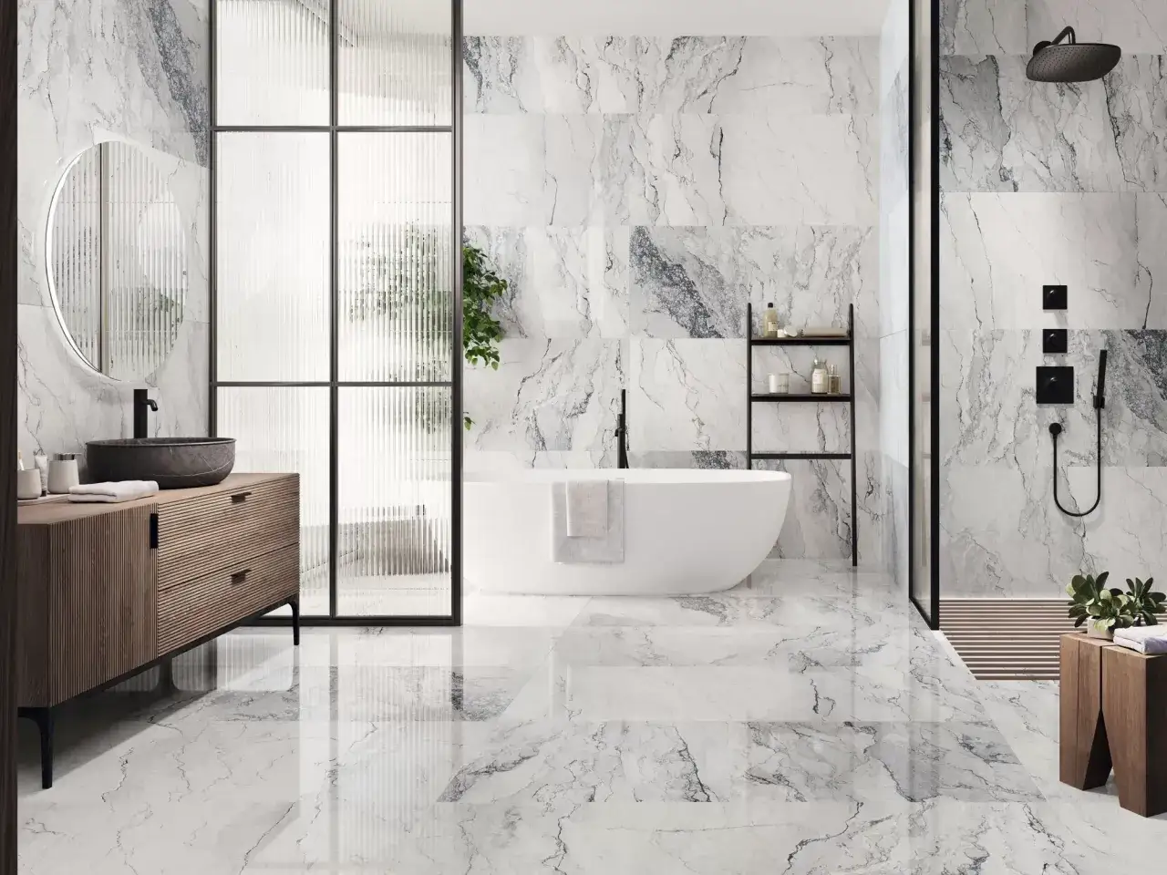 Elegante baño con azulejos de mármol. Ideas para combinar azulejos en duchas y crear un espacio lujoso.