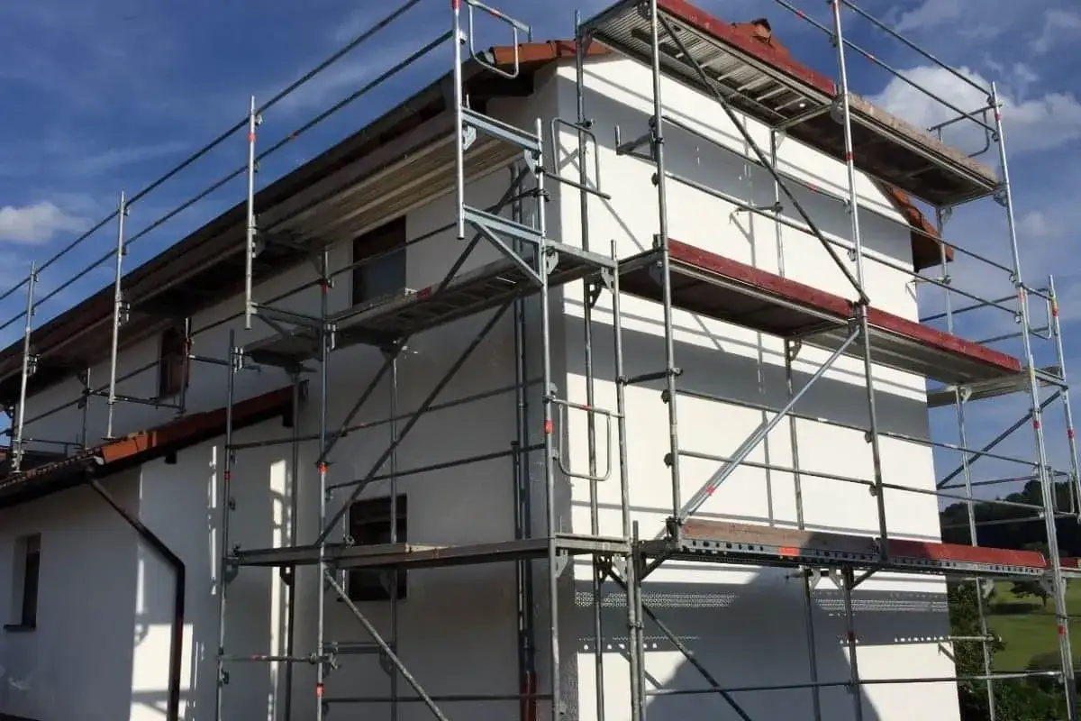Gerüst am Haus für die Fassadenarbeiten. So streicht man eine Fassade sicher und effizient.