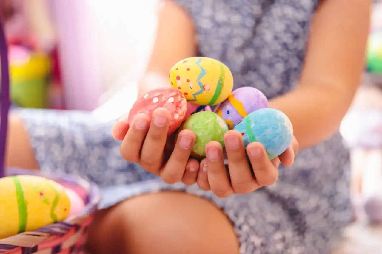 H&auml;nde halten bunte, selbst bemalte **Ostereier**. Kinder haben Spa&szlig; beim **Ostereier bemalen**.