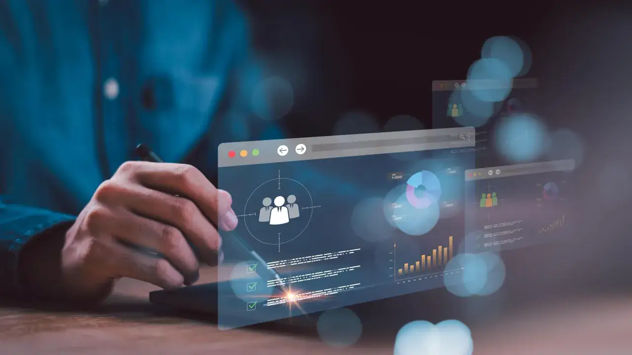 Menschliche Hand interagiert mit digitalen Dashboards, die Mitarbeiterdaten und Diagramme zeigen, ein Symbol für die digitale HR-Transformation.