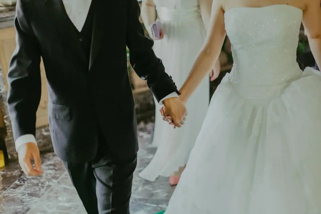 Para młoda trzyma się za ręce. Zastanawiasz się, ile kosztuje wedding planner?