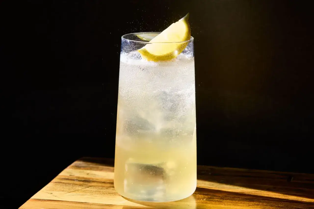 Orzeźwiający Lynchburg Lemonade, idealny na lato. Ten przepis na drinka jest prosty i pyszny.