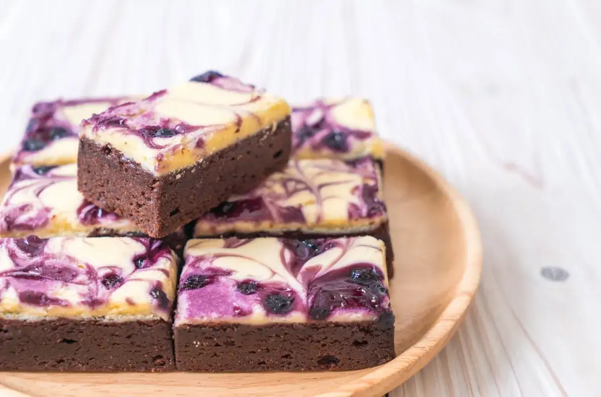 Czekoladowe brownie z kremowym serkiem i jagodami, idealne ciasto na diecie.