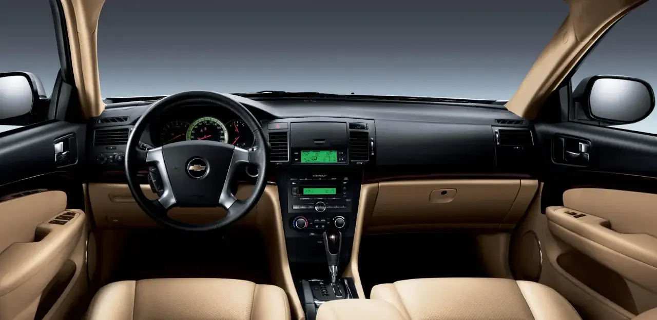 Interiör i en Chevrolet Epica med ljusa lädersäten, instrumentpanel och ratt.
