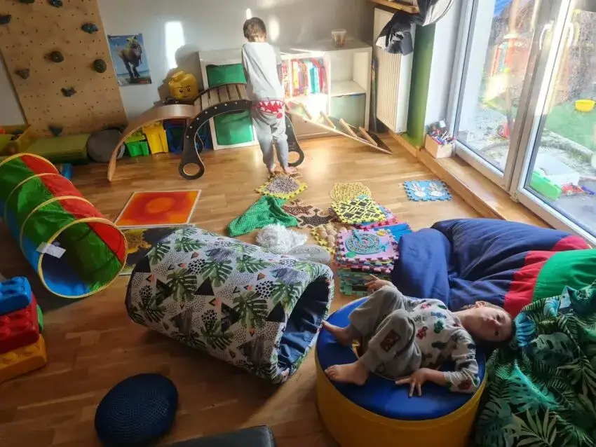 Domowy tor przeszkód dla dzieci sensoryczny