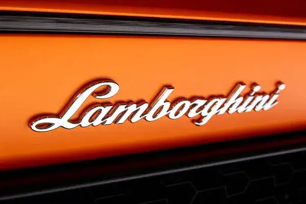 Lamborghini logo na tle sportowego samochodu