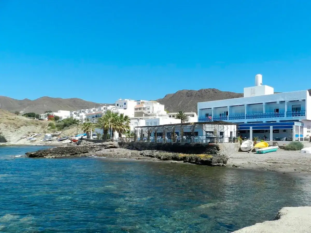 Encuentra opciones para comer en La Isleta del Moro, con restaurantes frente al mar y vistas a las montañas.