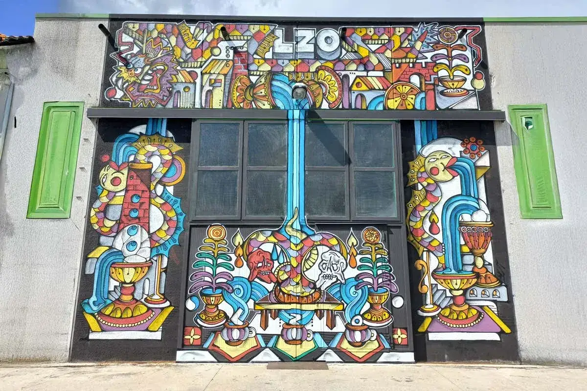 Mural colorato con il nome 