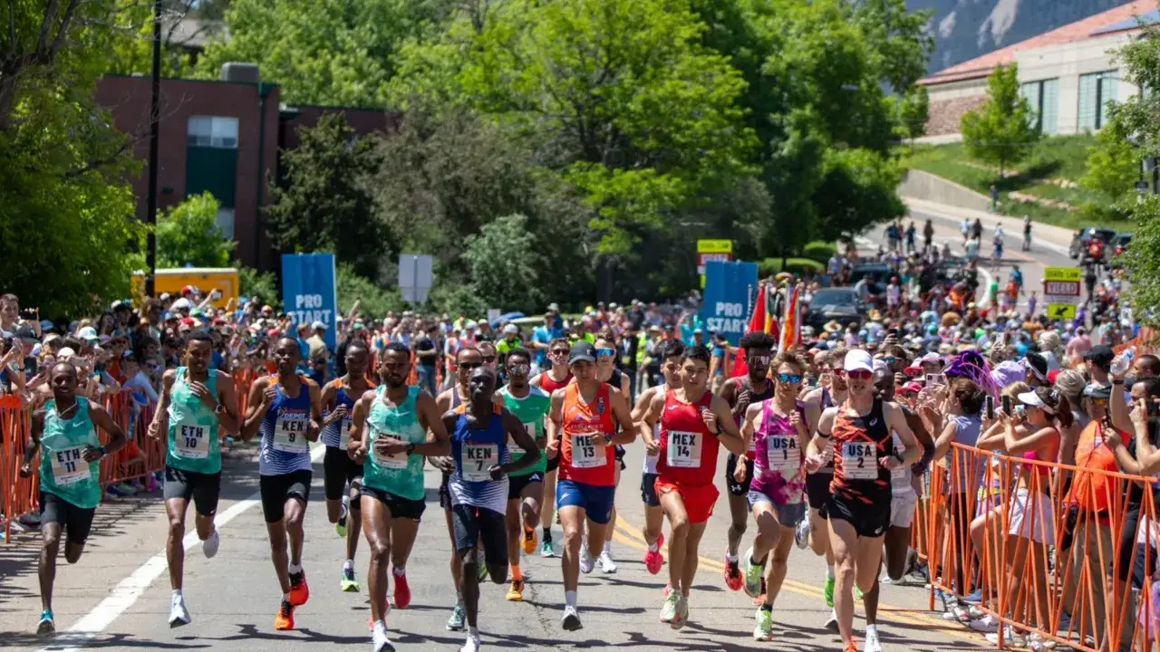 Bieg na 10 km. Dobry czas to poniżej 40 minut. Zawodnicy z Etiopii, Kenii i Meksyku walczą o zwycięstwo.