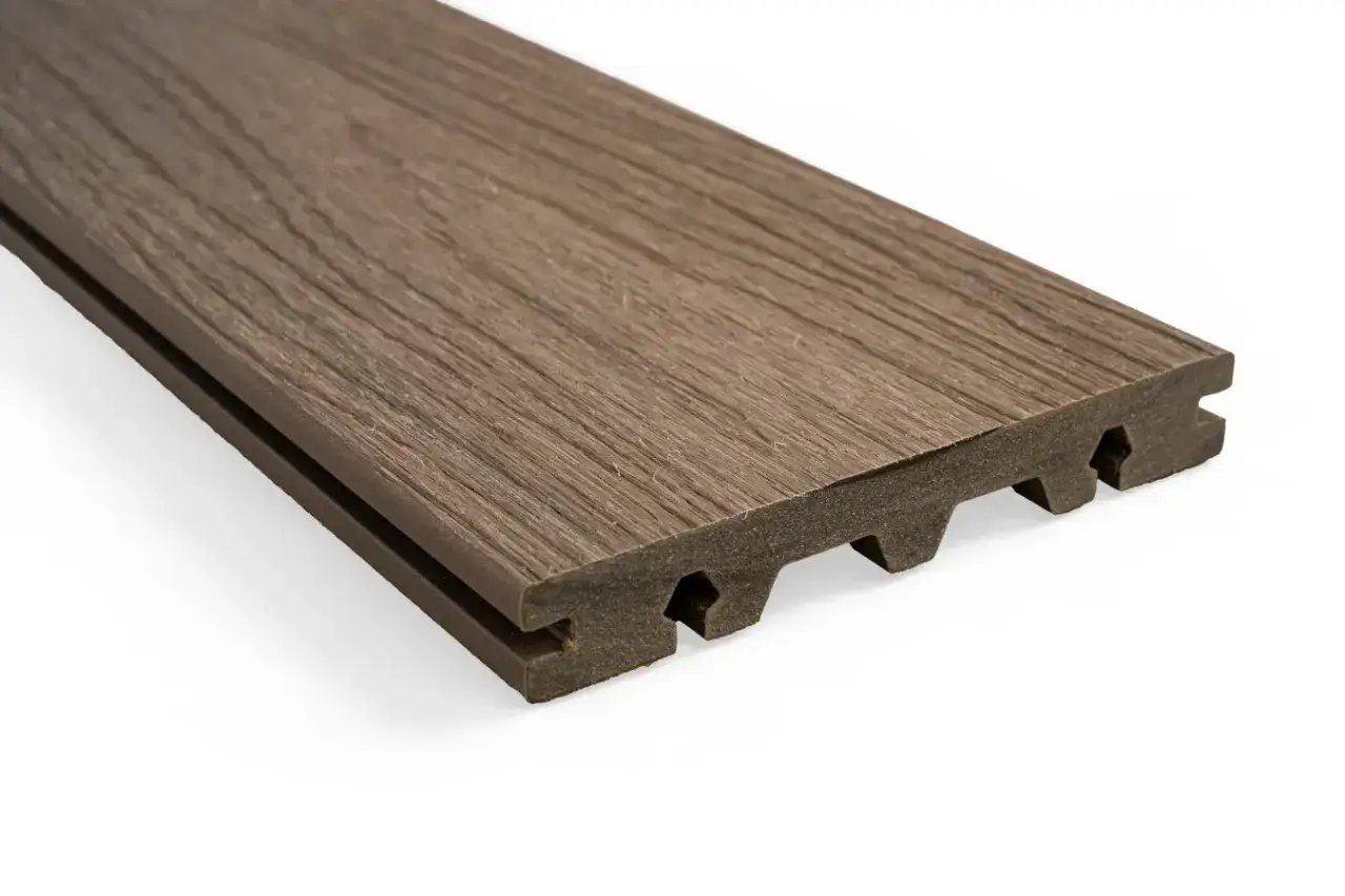 Tabla de madera compuesta con veteado marr&oacute;n oscuro, ideal para terrazas duraderas y de bajo mantenimiento.