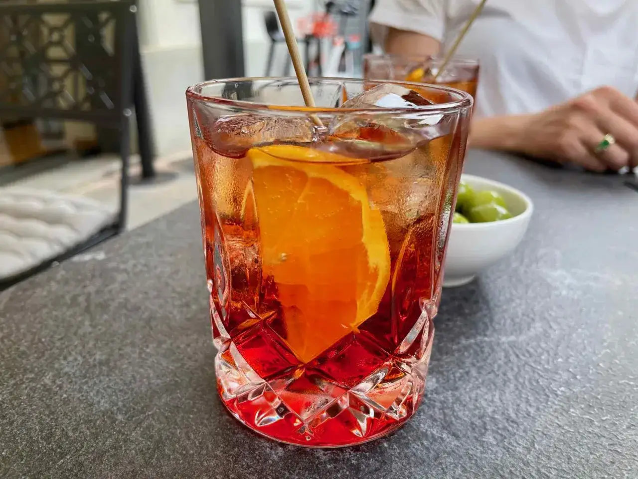 Orzeźwiający drink z pomarańczą i lodem, idealny na letnie popołudnie. Czy to Campari, czy Aperol?
