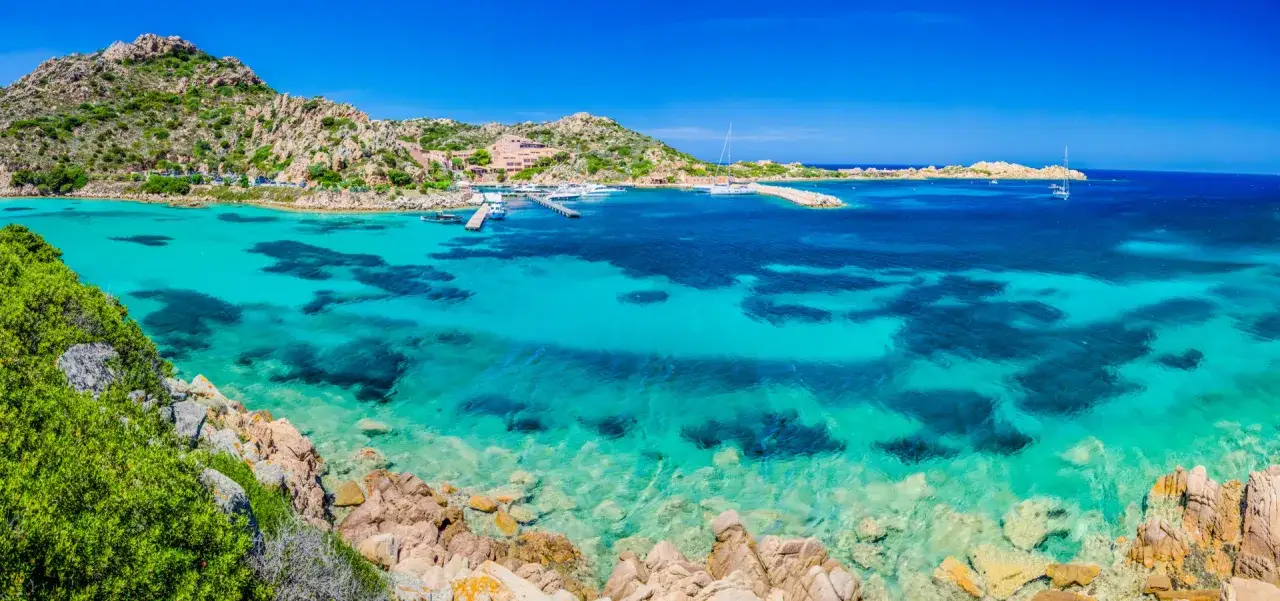 Acque cristalline e rocce scolpite dal vento, un invito a scoprire le spiagge La Maddalena raggiungibili a piedi.