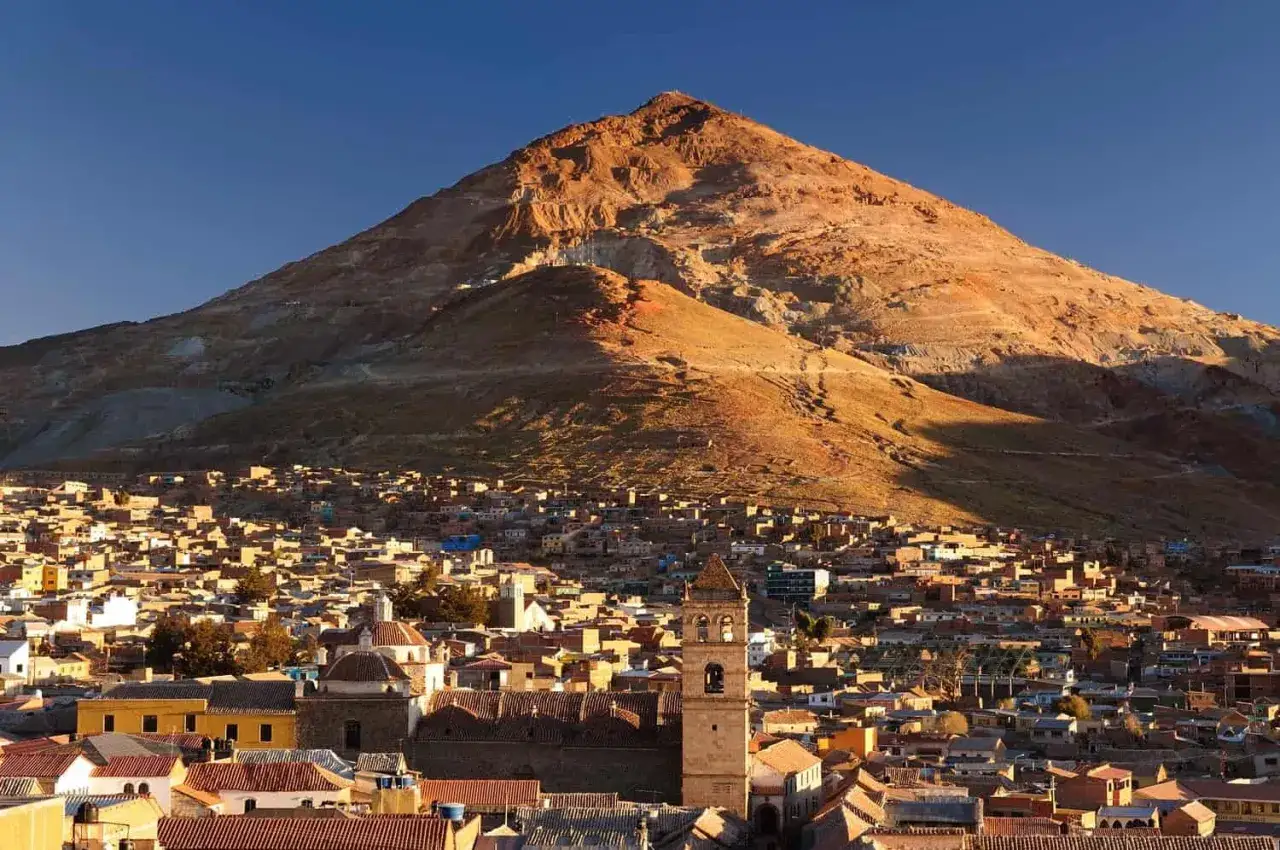 Potosí, Bolivia: un panorama mozzafiato con il Cerro Rico che domina la città. Un luogo imperdibile per chi cerca cosa vedere in Bolivia.