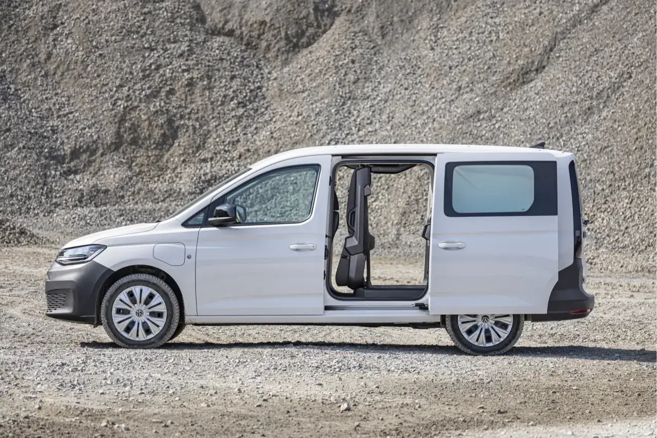 Vit caddy hybrid med &ouml;ppna d&ouml;rrar, redo f&ouml;r lastning.