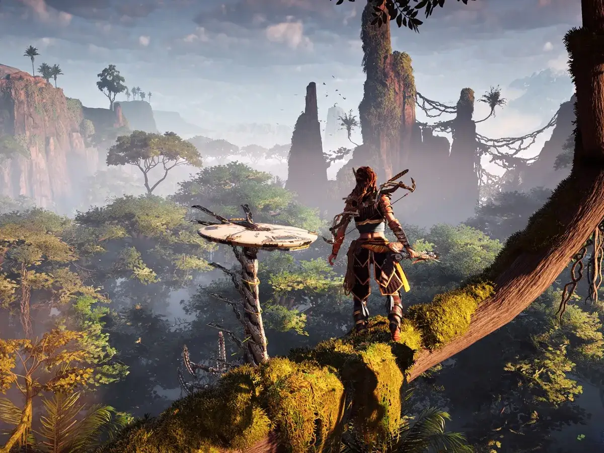 Aloy na drzewie, gotowa do walki. W tle bujna roślinność i skaliste szczyty, jakby z gry Horizon Zero Dawn. Trofea czekają!