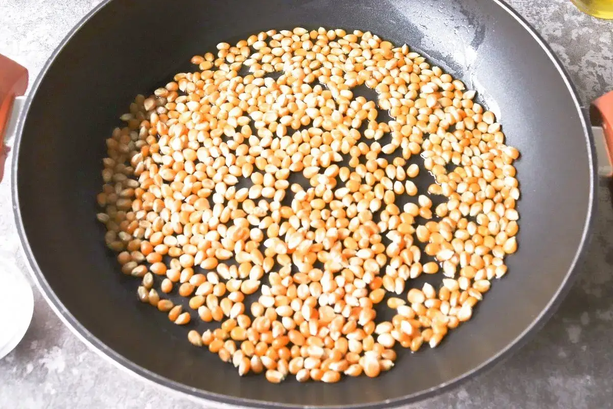 Maíz listo para explotar en la sartén. Así es como hacer palomitas en sartén caseras y deliciosas.