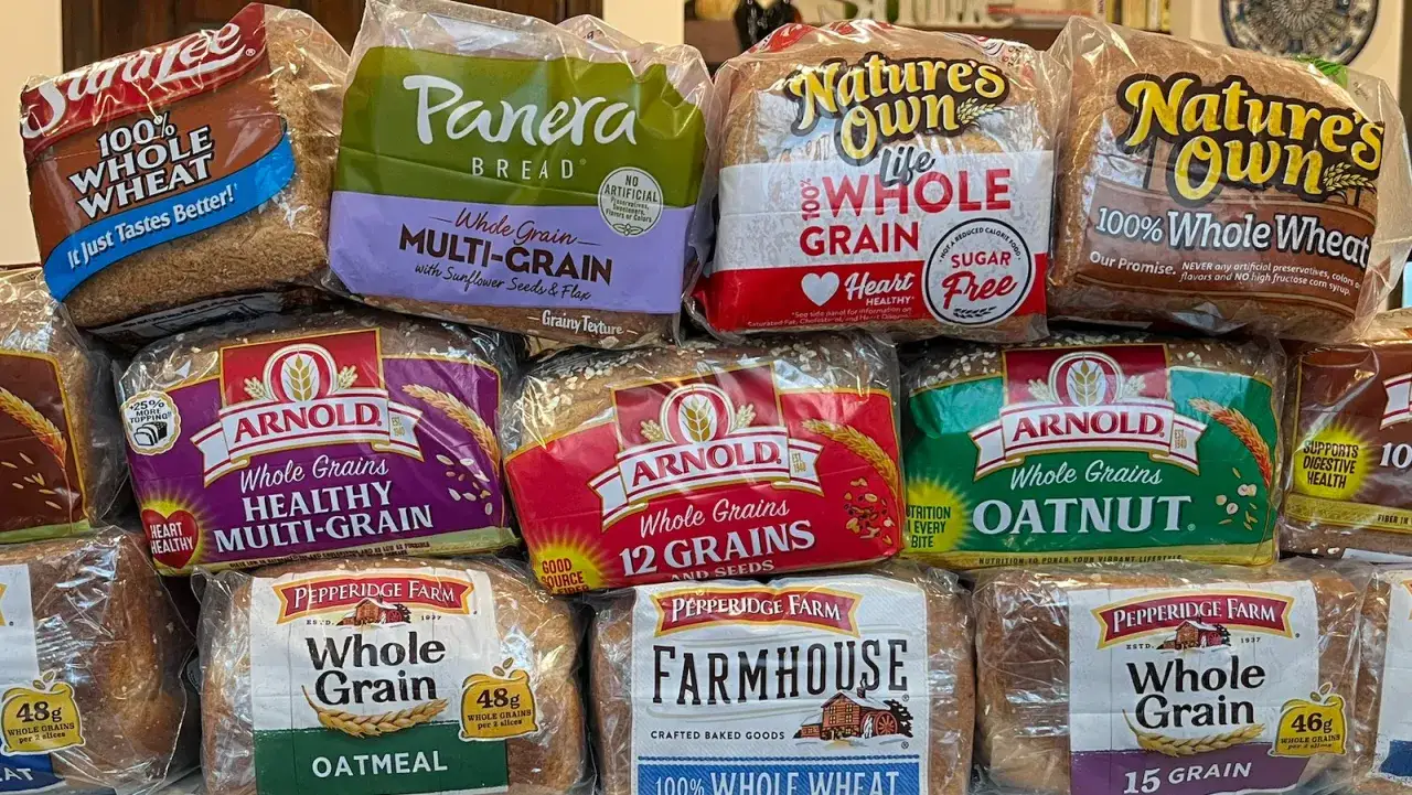 En hög med olika sorters fiberrikt bröd, inklusive märken som Sara Lee, Panera, Nature's Own, Arnold och Pepperidge Farm.
