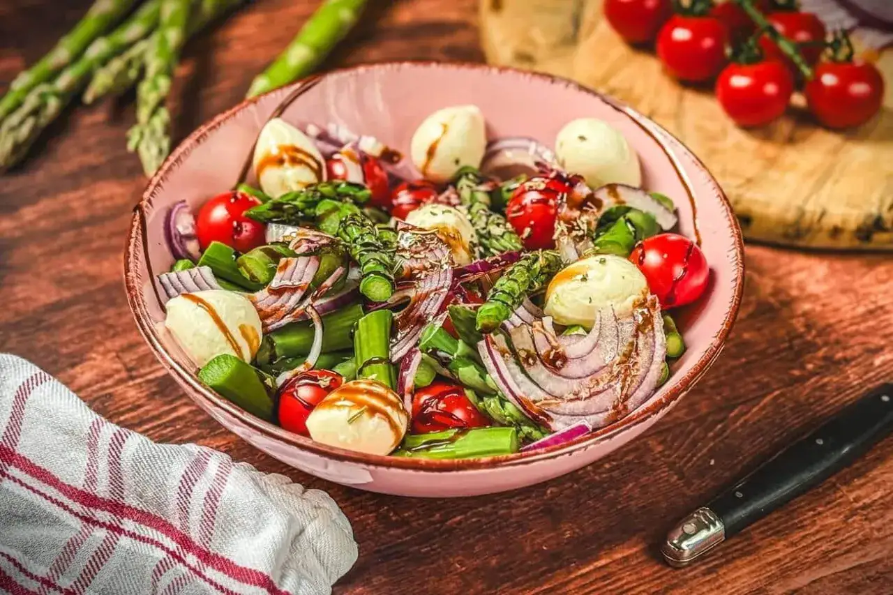 Frischer Spargelsalat mit Mozzarella, Tomaten und roten Zwiebeln, beträufelt mit Balsamico. Ein leichtes und gesundes spargelsalat rezept.