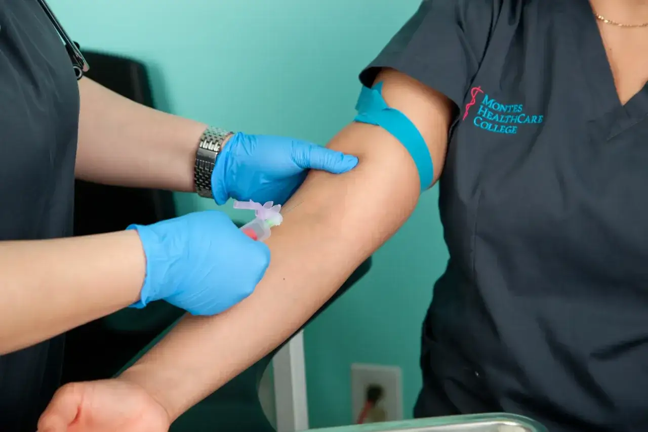Une infirmi&egrave;re tente une prise de sang rat&eacute;e, l'aiguille n'atteint pas la veine.