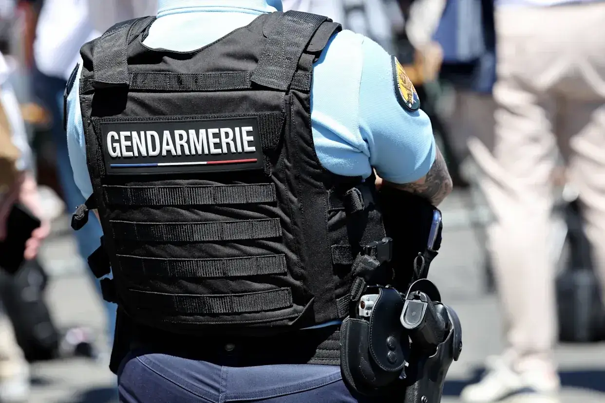 Gendarme en uniforme, gilet tactique marqué 