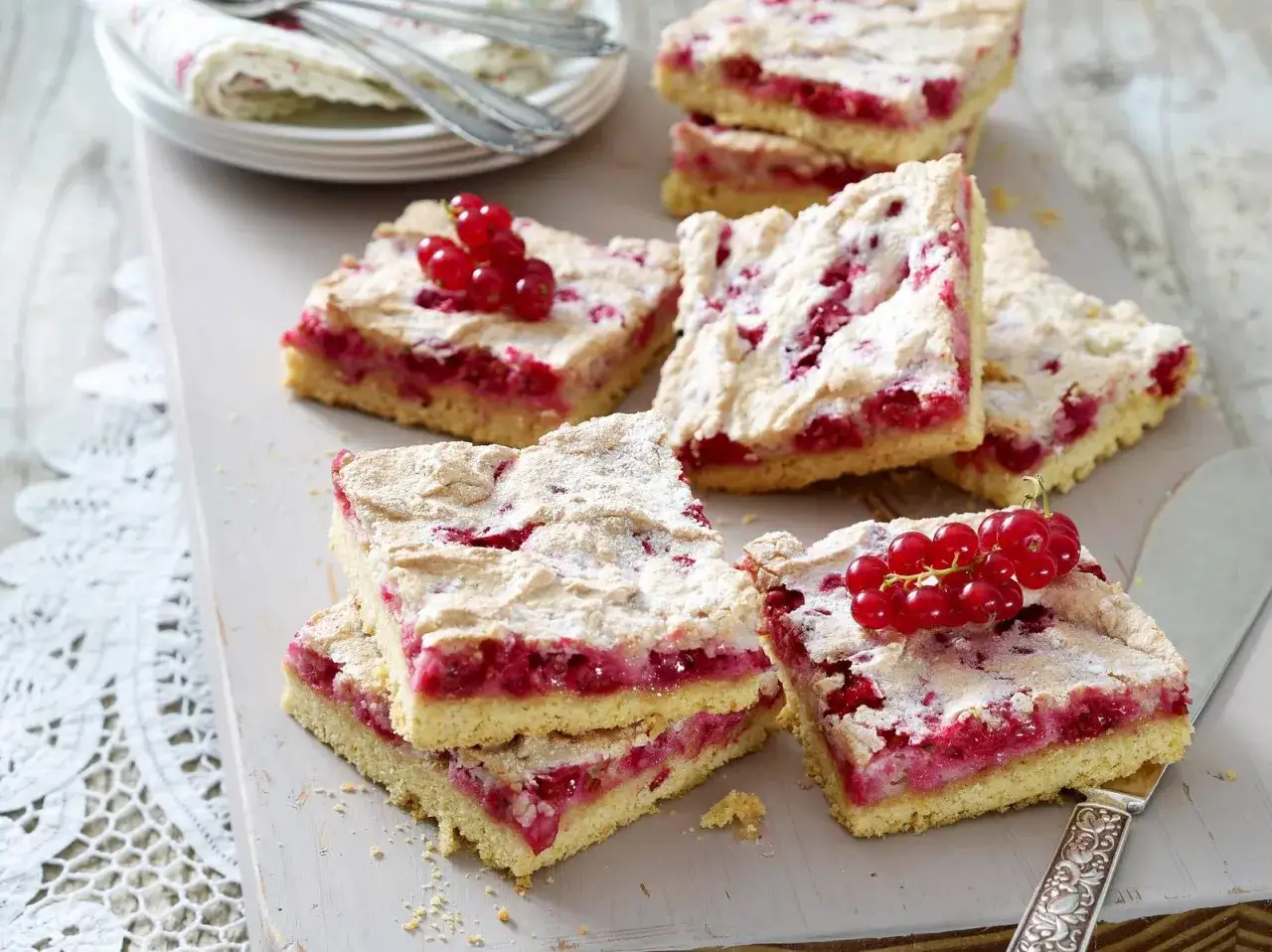 Saftiger Johannisbeerkuchen, wie ihn Landfrauen backen, mit zarter Baiserhaube und frischen roten Johannisbeeren.