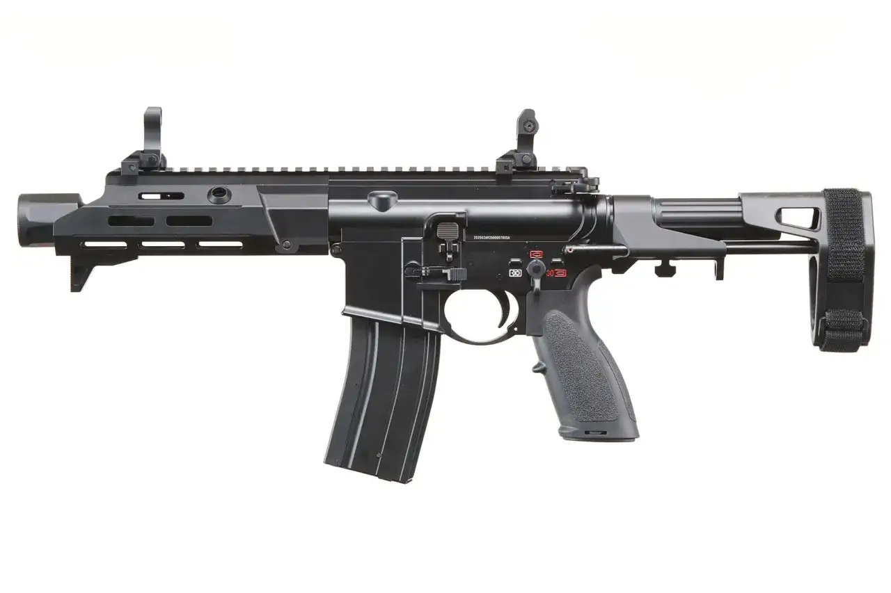 Rifle negro con culata plegable, como un &aacute;guila dorada lista para el ataque.