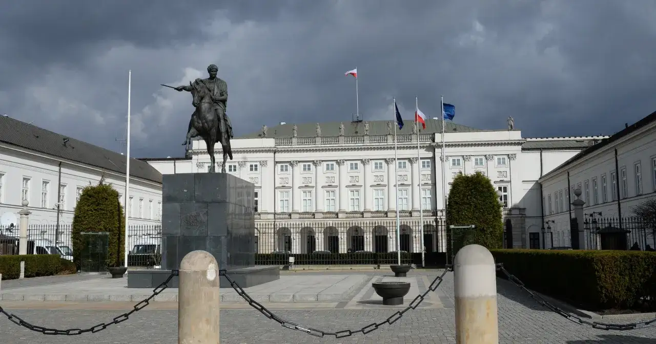 Pałac Prezydencki w Warszawie, pomnik konny, flagi. Zastanawiasz się, ile zarabia prezydent Polski?