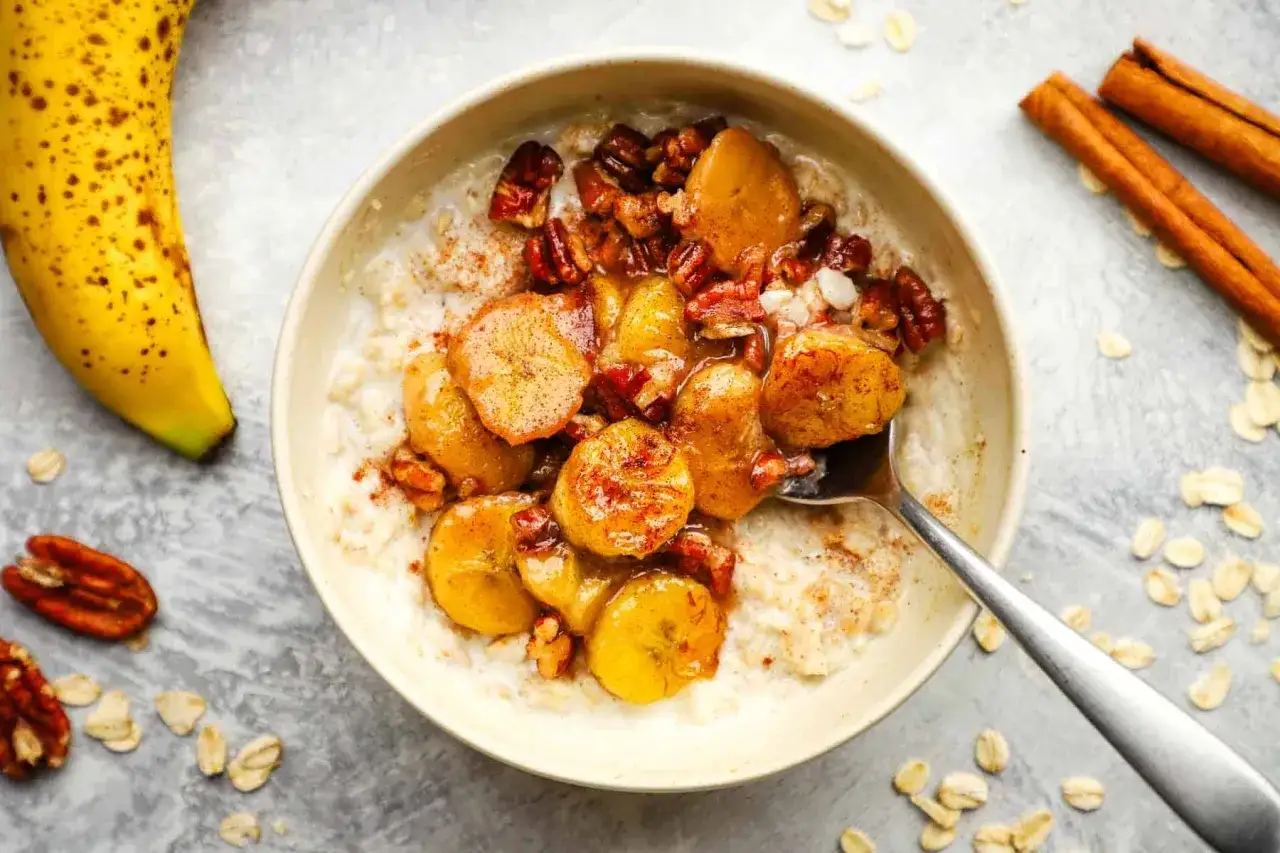Gesunder Porridge mit karamellisierten Bananen, Pekann&uuml;ssen und Zimt. Ein perfekter Start in den Tag!