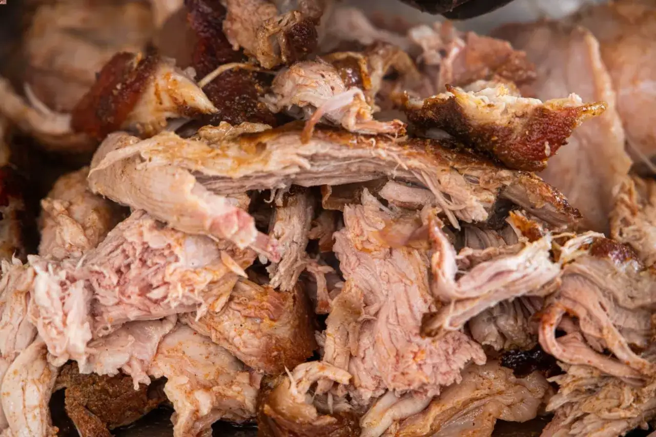 Saftiges, zartes Pulled Pork im Texas-Style, mit knusprigen R&auml;ndern und feinen Fasern. Ein Fest f&uuml;r Fleischliebhaber!