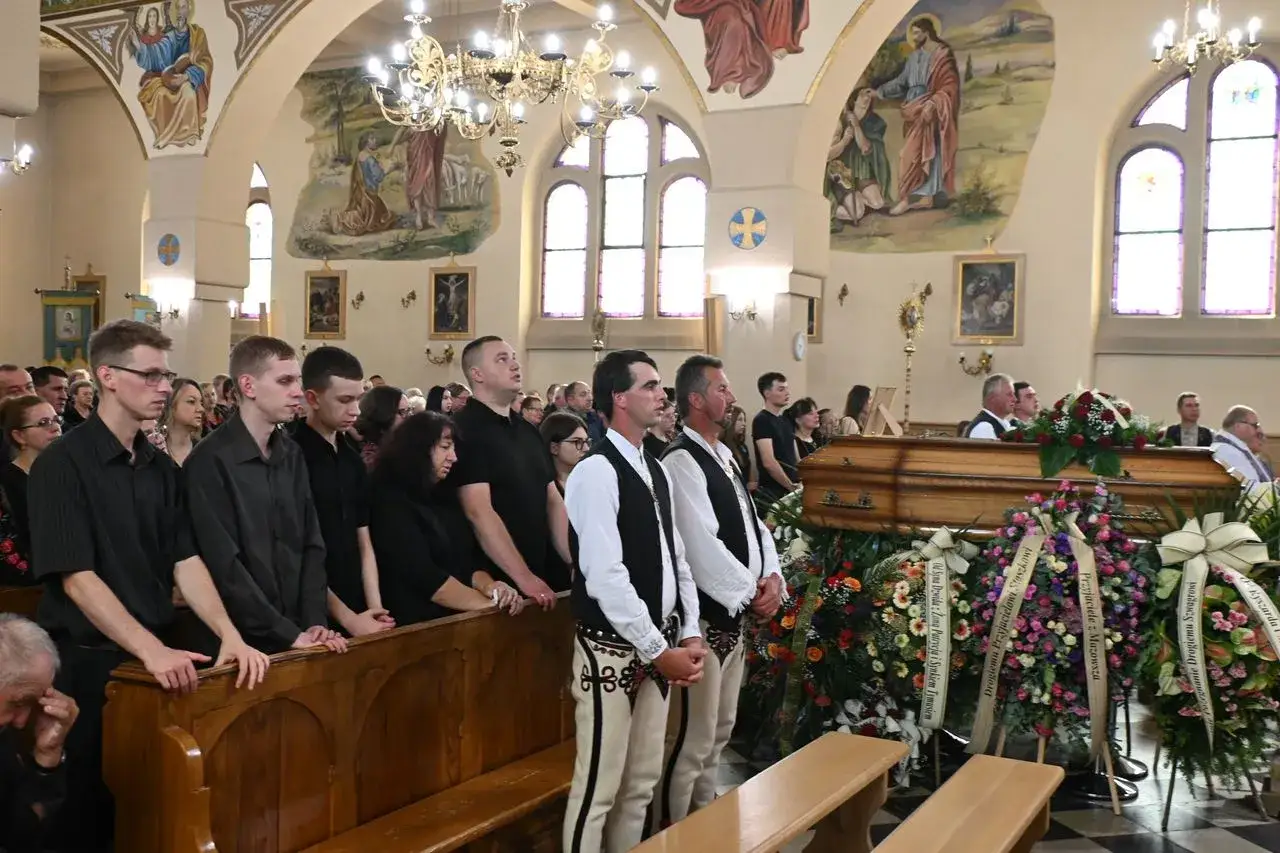 organista w kościele podczas pogrzebu