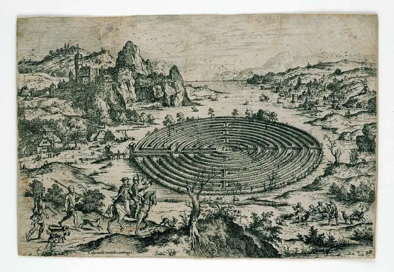 Vue d'un labyrinthe circulaire, rappelant le mythe de Minos en Gr&egrave;ce. Des personnages &agrave; cheval et &agrave; pied explorent les environs d'une cit&eacute; c&ocirc;ti&egrave;re.