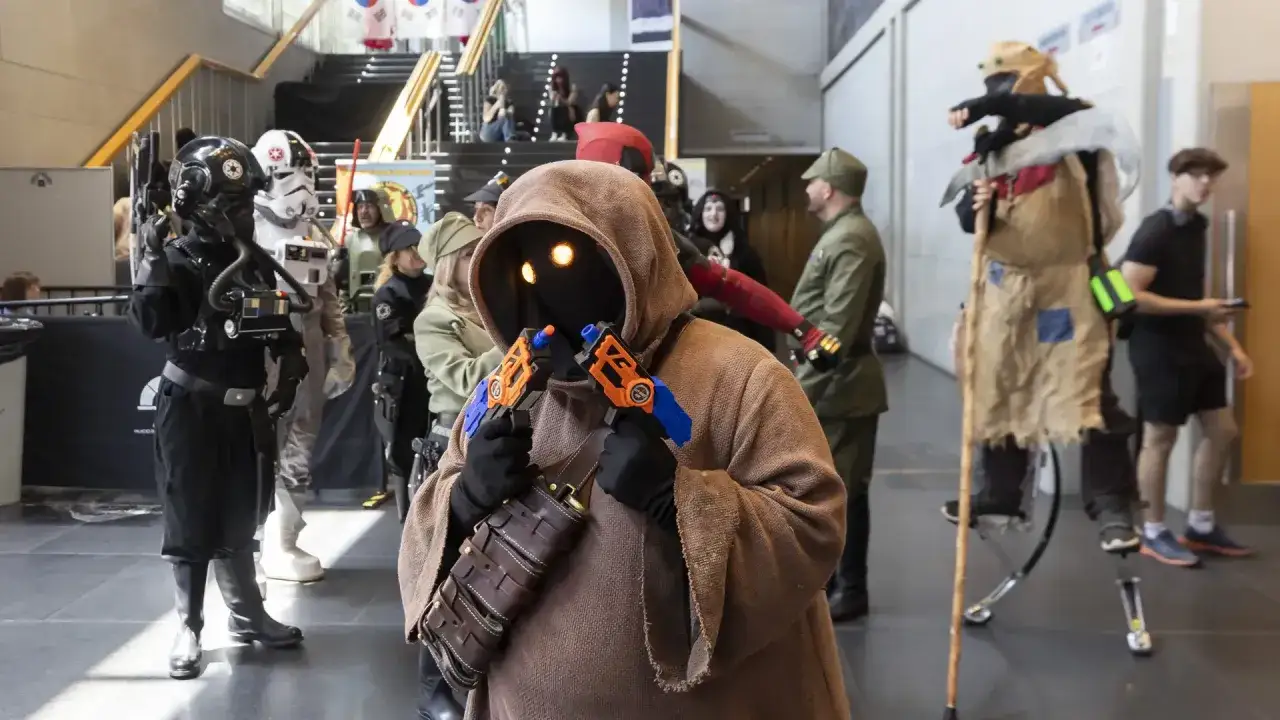 Cosplayers de Star Wars en el salón del manga Zaragoza. Un Jawa con pistolas, un piloto TIE y un stormtrooper.