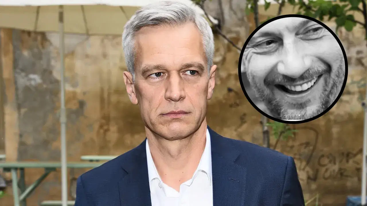 Michał Żebrowski w garniturze, z siwymi włosami. W okręgu uśmiechnięta twarz.