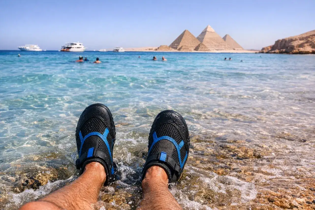 Idealne buty do Egiptu – wodne buty na plaży z piramidami w tle. Idealne na zwiedzanie i kąpiele.