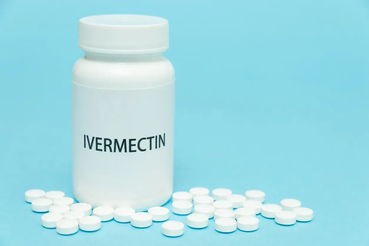 Biała butelka z napisem