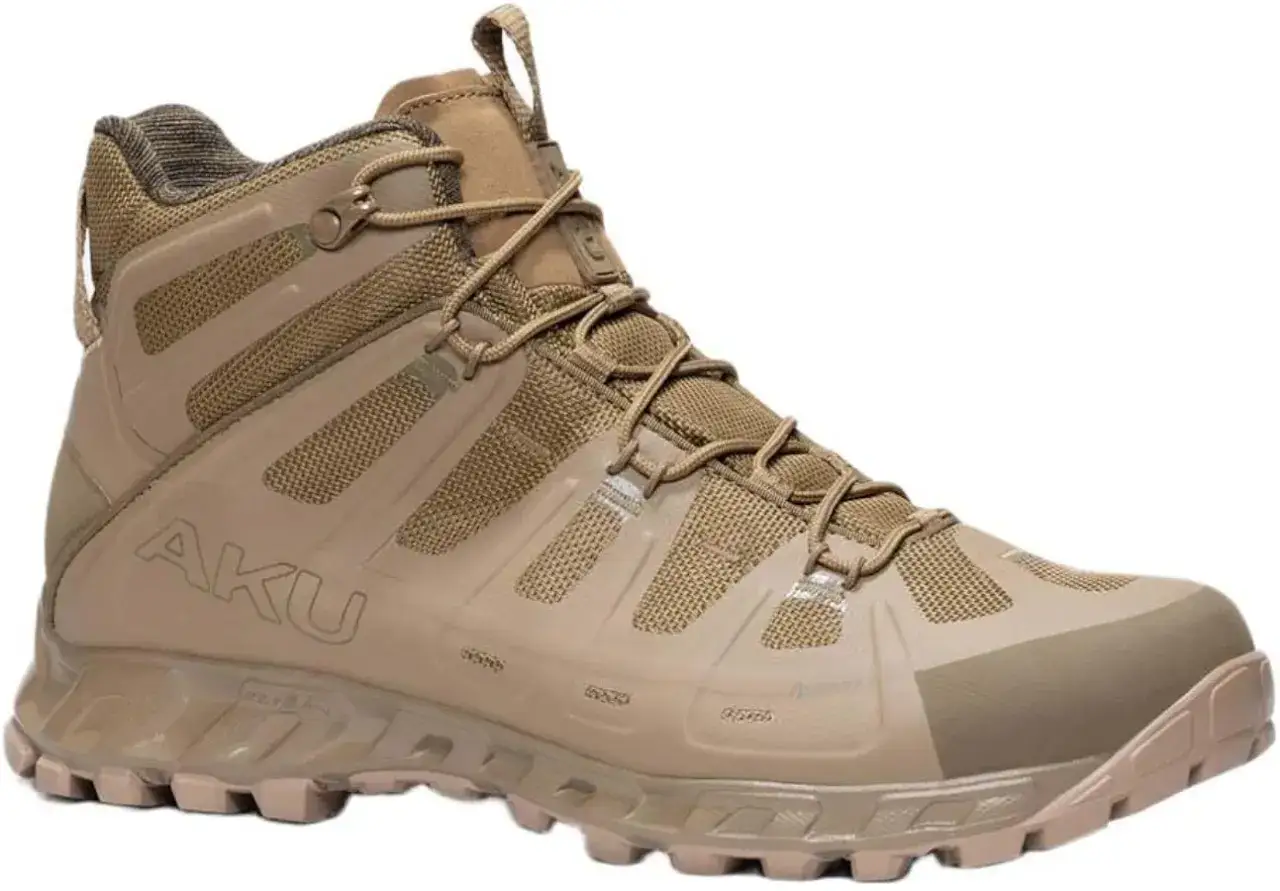 Beżowy but taktyczny Aku Selvatica GTX, idealny na trudny teren.
