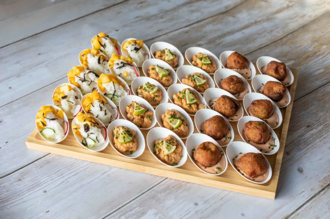 Plateau d'amuse-bouches vari&eacute;s pour un ap&eacute;ritif dinatoire que faire : sushis au mangue, houmous et accras.