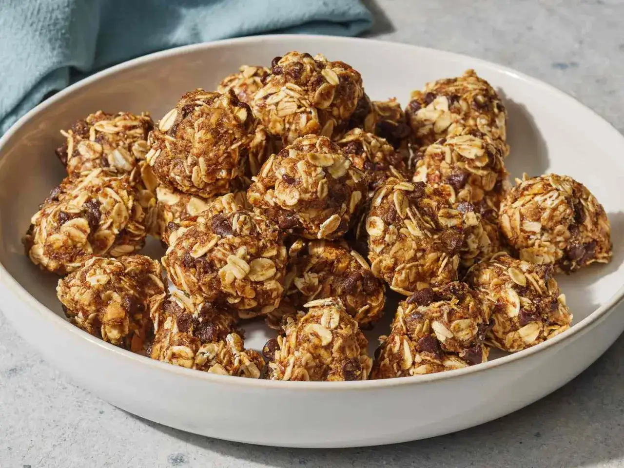 En sk&aring;l med hemgjorda energibollar, perfekta som ett bra mellanm&aring;l. De &auml;r gjorda av havregryn, chokladbitar och andra ingredienser.