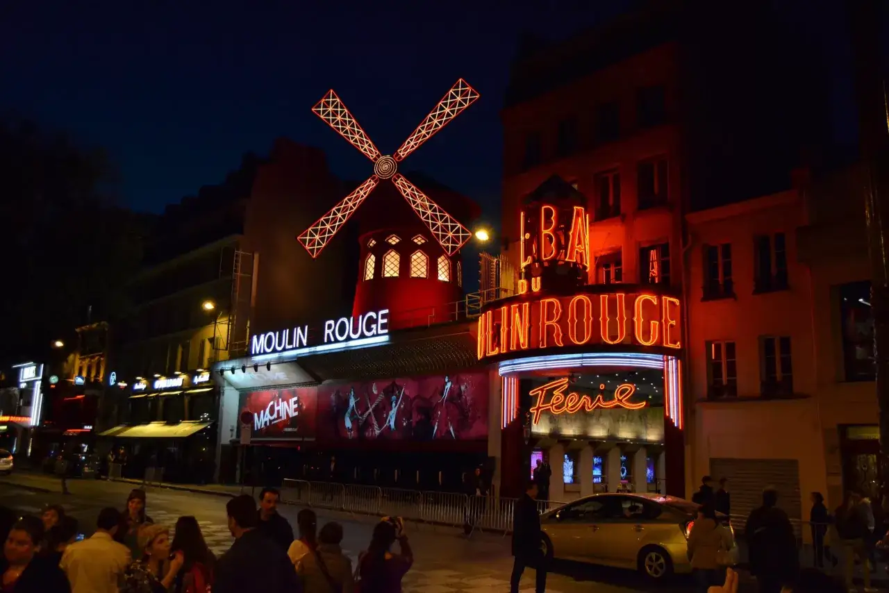 Nocny Paryż, neonowy młyn i szyld Moulin Rouge zapraszają na wieczór pełen wrażeń.