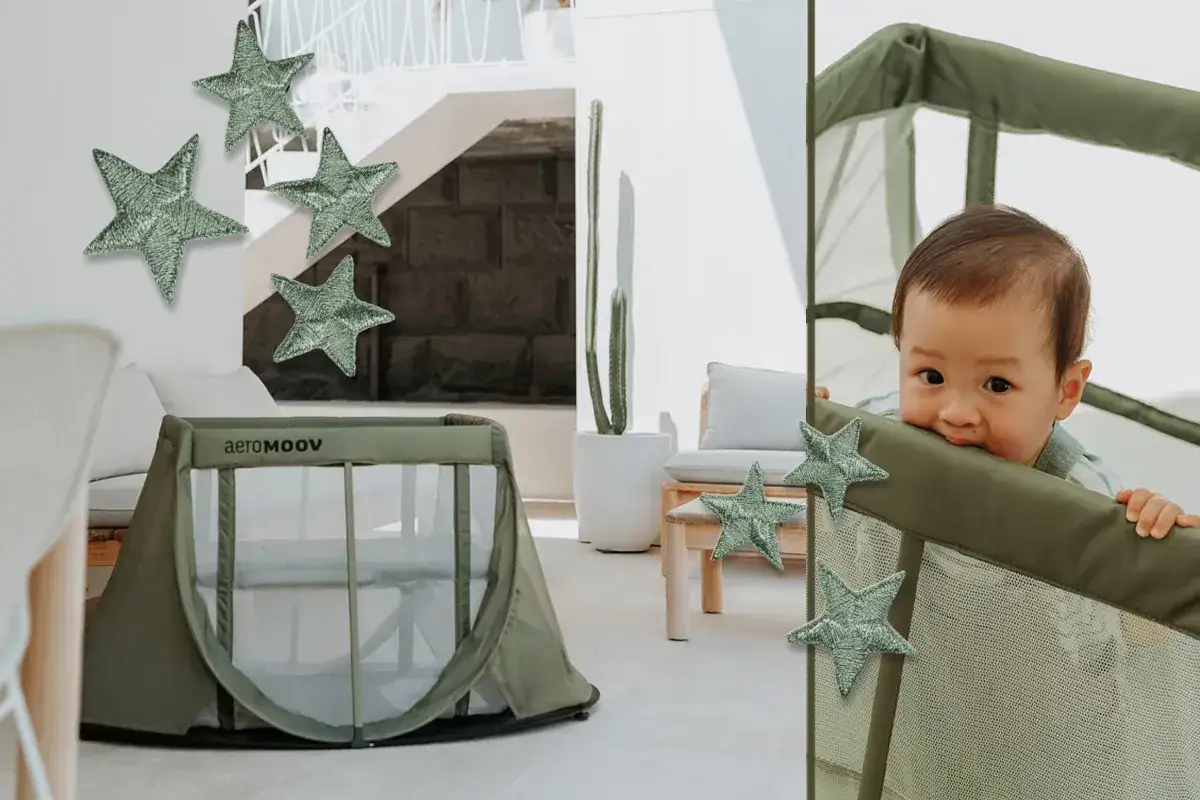 Un tierno bebé explora su parque cuna, rodeado de estrellas decorativas. Un espacio seguro y divertido para jugar.