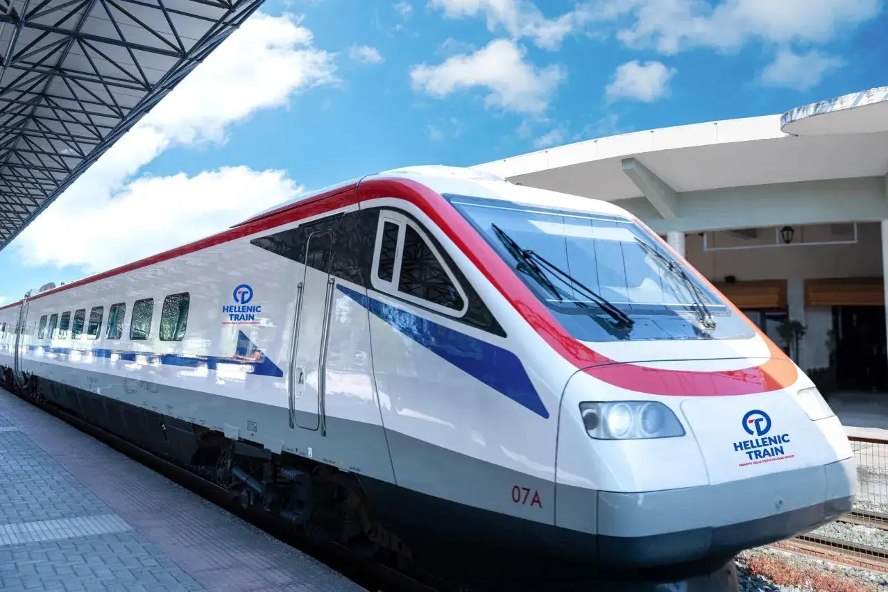 Nowoczesny pociąg Hellenic Train na peronie w Salonikach, gotowy do podróży.
