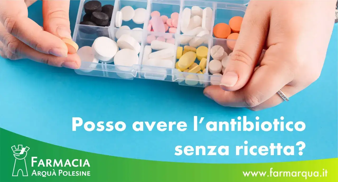 Mani prendono pillole da un portapillole. Si possono prendere due antibiotici insieme? Chiedi al tuo farmacista.