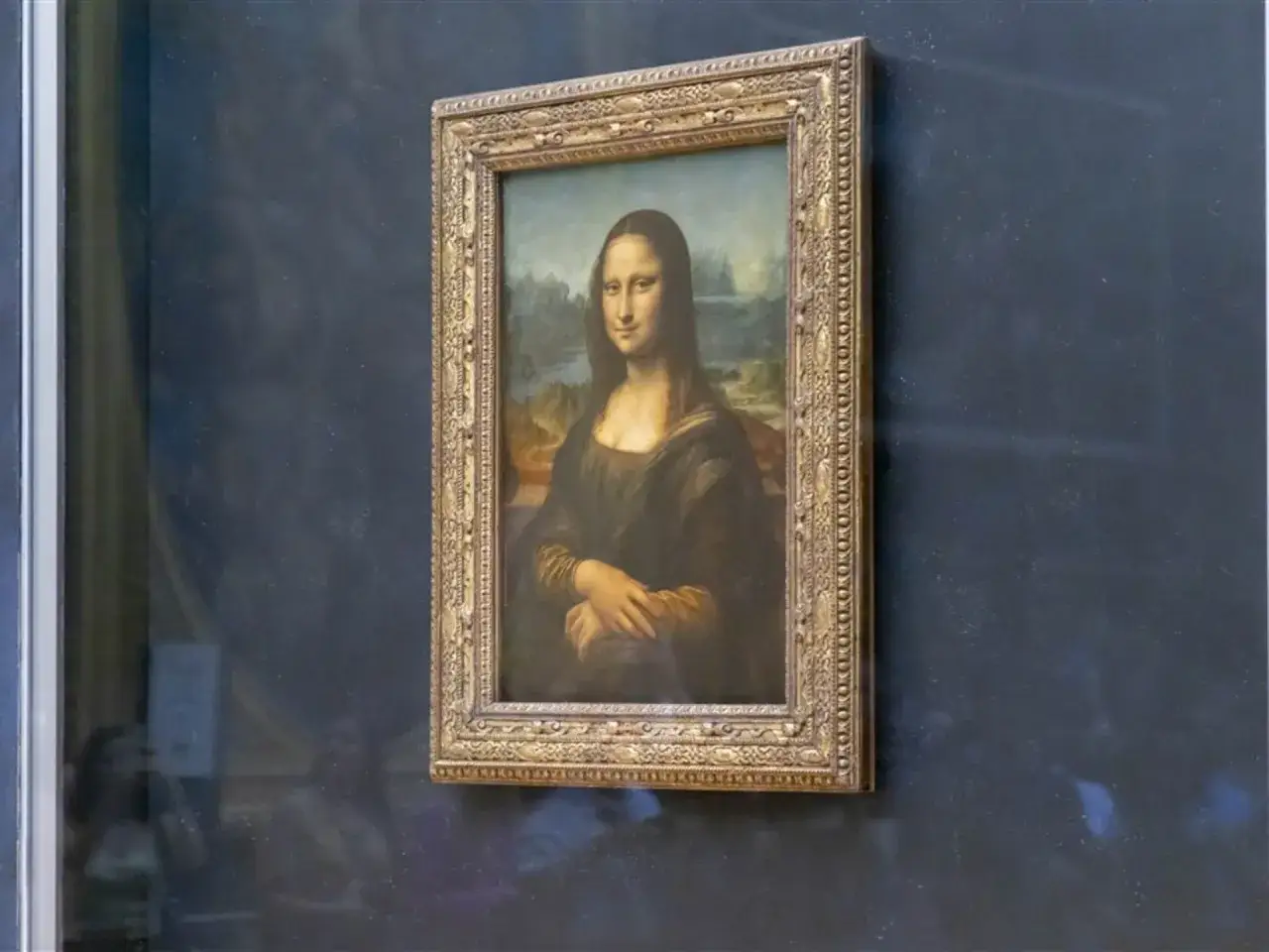 De Mona Lisa, met haar mysterieuze glimlach, is een iconisch kunstwerk. Wat is er zo bijzonder aan de Mona Lisa? Haar blik lijkt je te volgen, en de techniek van Leonardo da Vinci is ongeëvenaard.