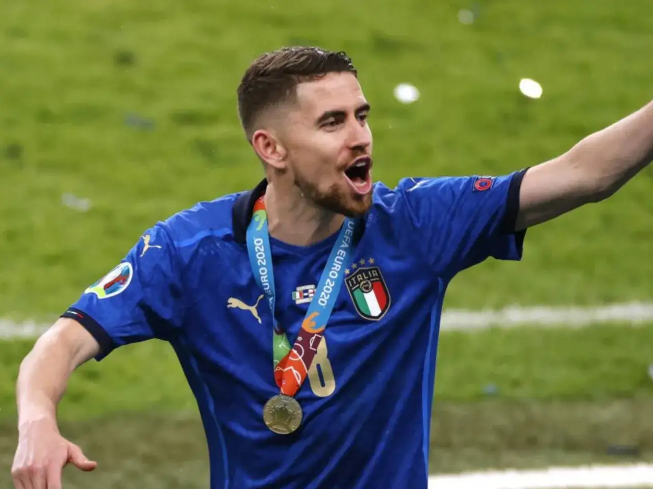 Jorginho celebra con la medalla de campe&oacute;n de la Eurocopa 2020, un logro que lo acerca al sue&ntilde;o del Bal&oacute;n de Oro.
