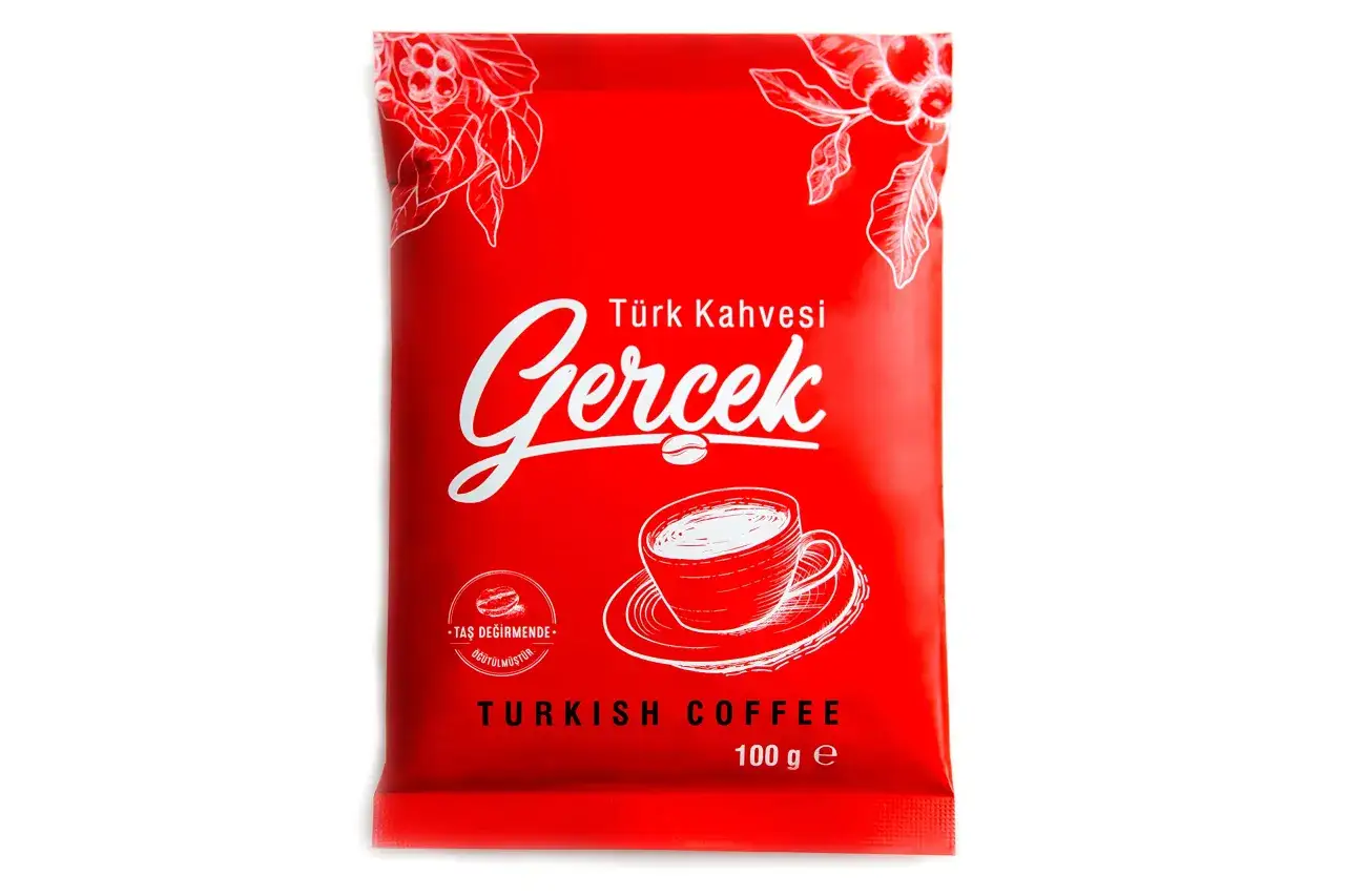 Rote Packung t&uuml;rkischer Kaffee, ideal, wenn Sie mokka kaffee kaufen m&ouml;chten. Mit Kaffeetasse und Kaffeekirschen-Design.
