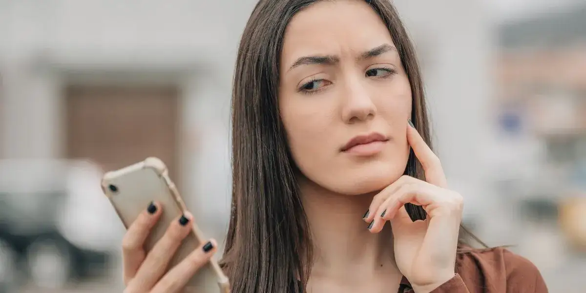 Osoba analizująca oferty telefon&oacute;w
