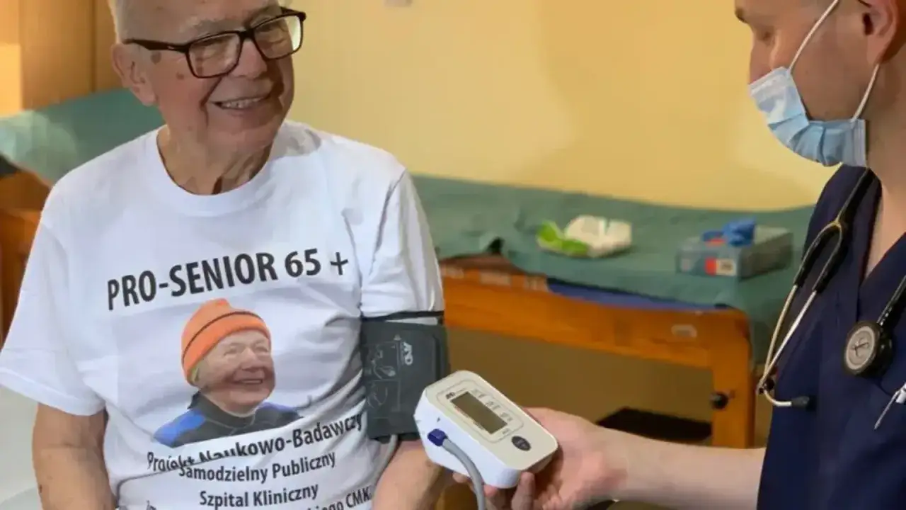 Geriatria co to? Uśmiechnięty senior w koszulce 