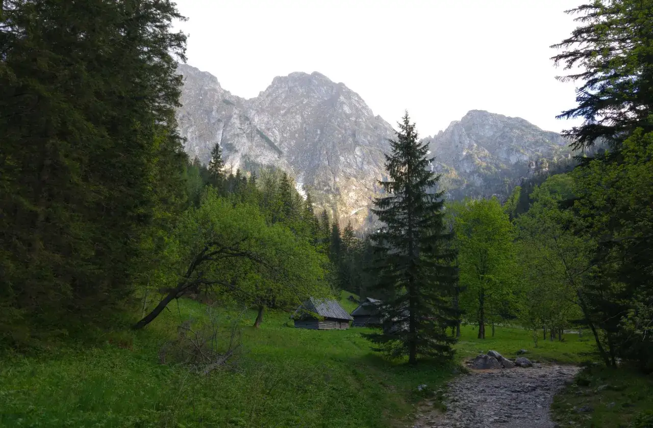 Dolina Strążyska z chatkami i kamienistą ścieżką. Parking jak dojechać? Warto tu przyjechać, by podziwiać Tatry.