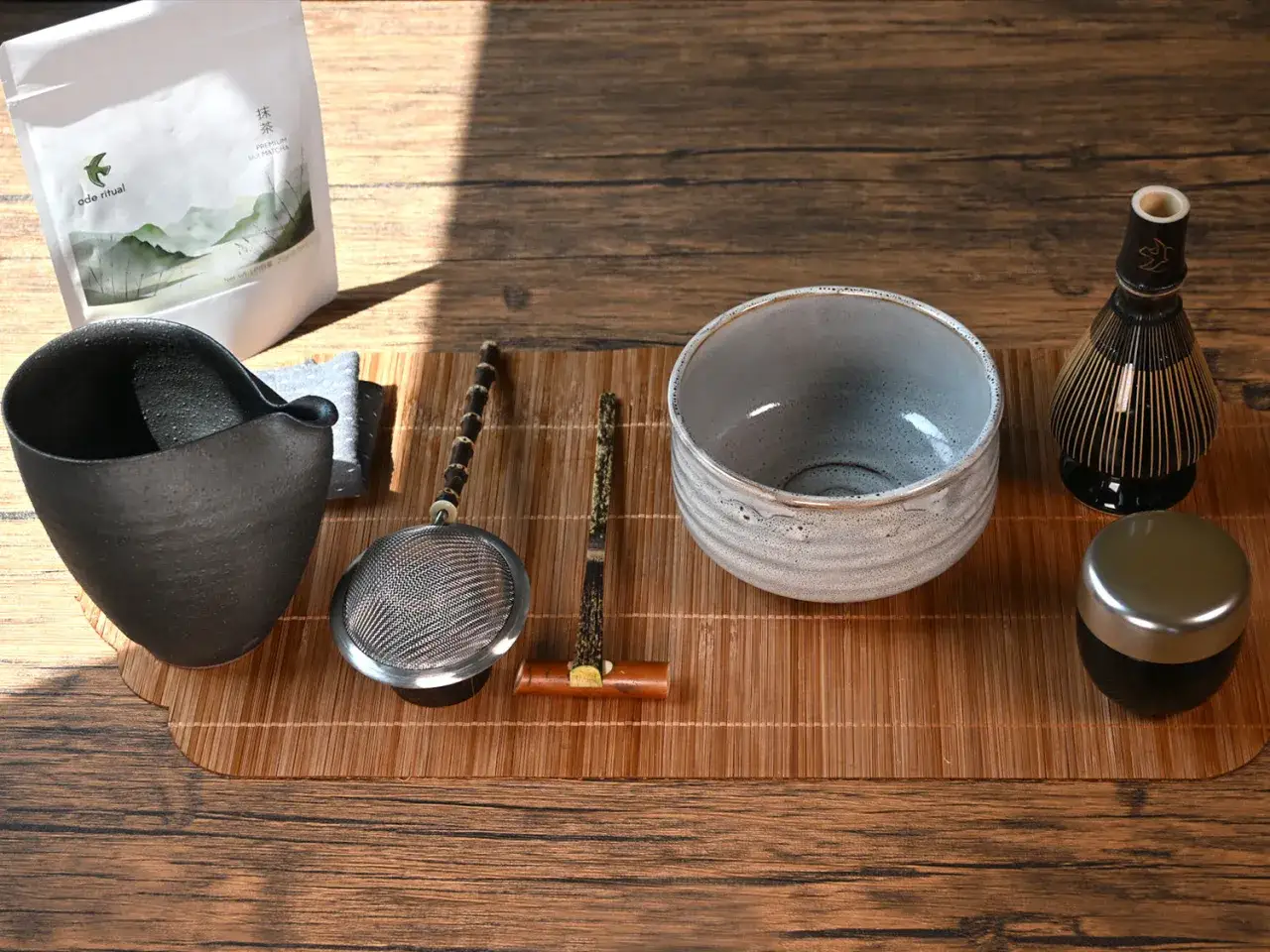 Usucha Matcha-Set: schwarze Kanne, Sieb, Bambusbesen, Schale und Dose. Bereit für die Teezeremonie.