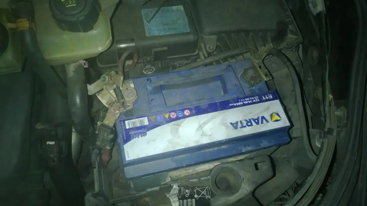 Akumulator VARTA w komorze silnika Renault Espace 4.